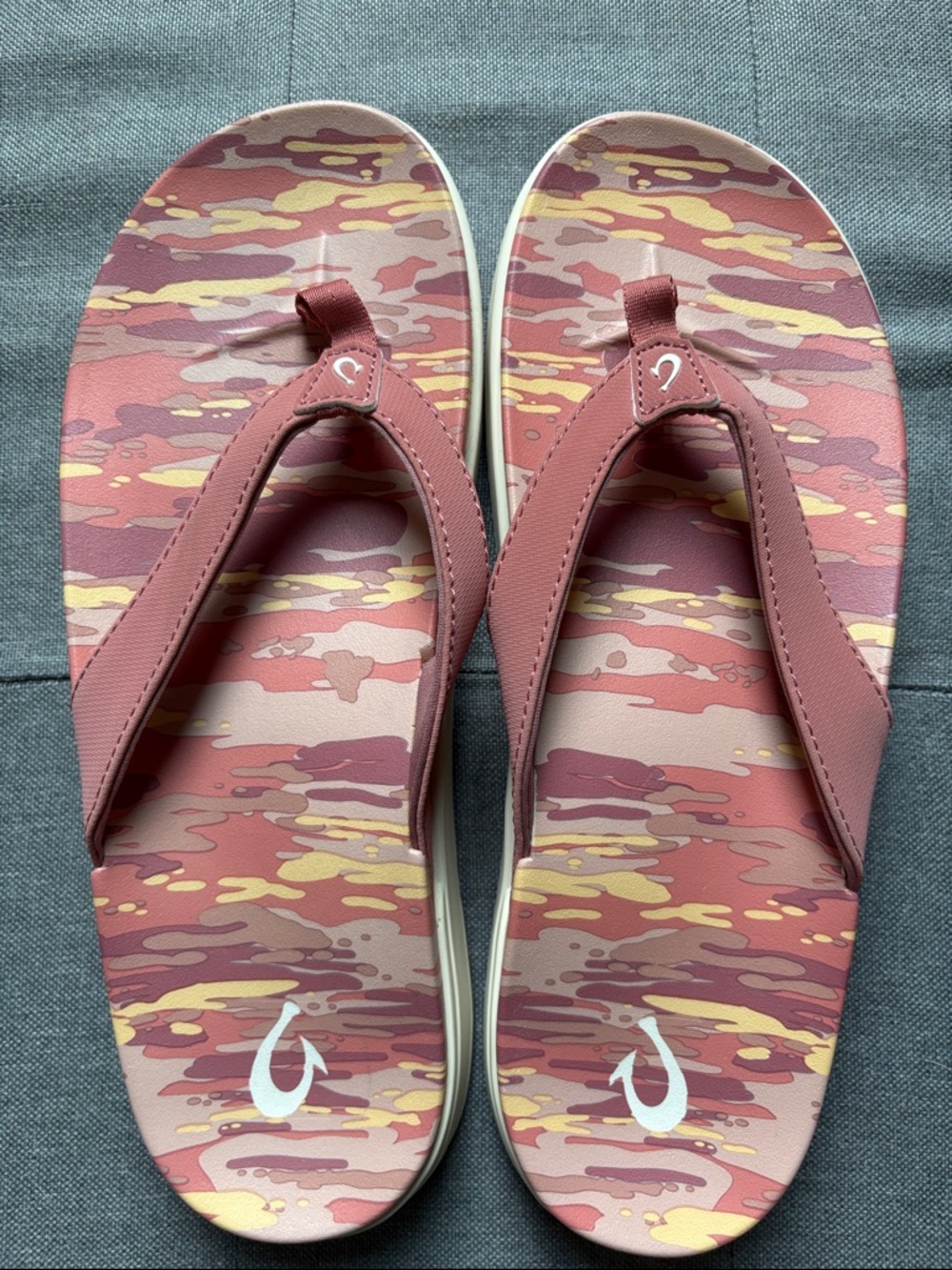 OluKai Women's Rose Camo Flip Flops 7.5 NWOT